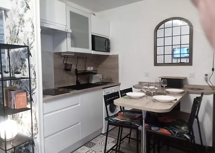 Joli T2 Tres Bien Situe, Parking Couvert Апартаменты *