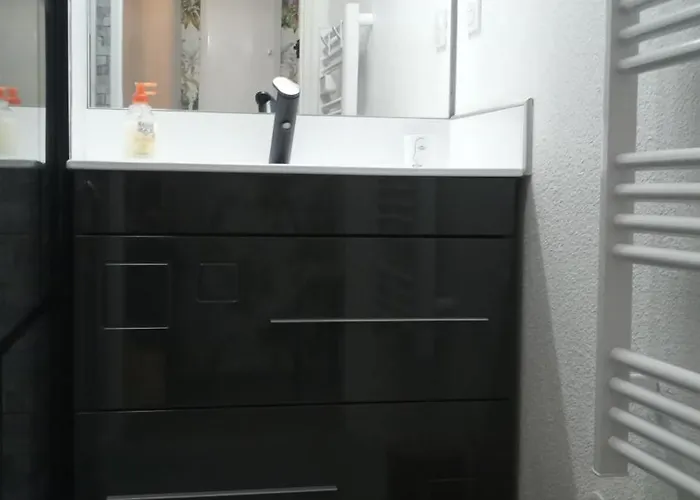 Joli T2 Très Bien Situé, Parking Couvert Appartement *